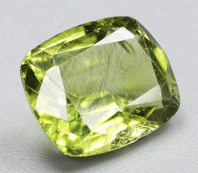 Перидот с включением рутила 5,11 карата