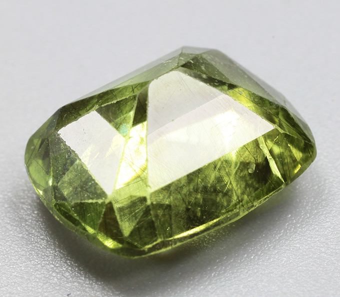 Перидот с включением рутила 5,11 карата