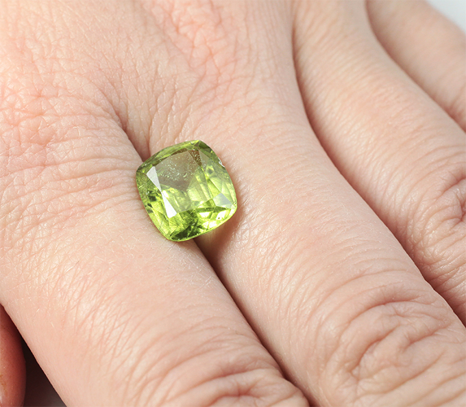 Перидот с включением рутила 5,11 карата