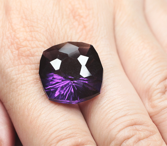 Чистейший крупный уругвайский аметист авторской огранки 25,36 карата