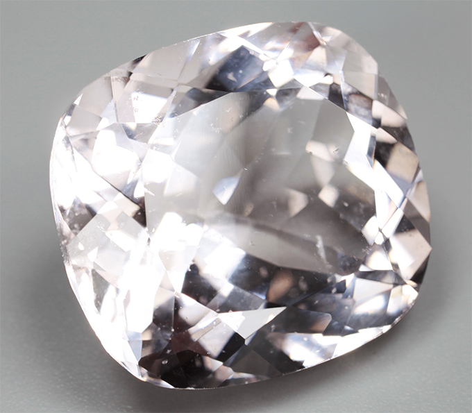 Крупный морганит высокой чистоты 20,52 карата