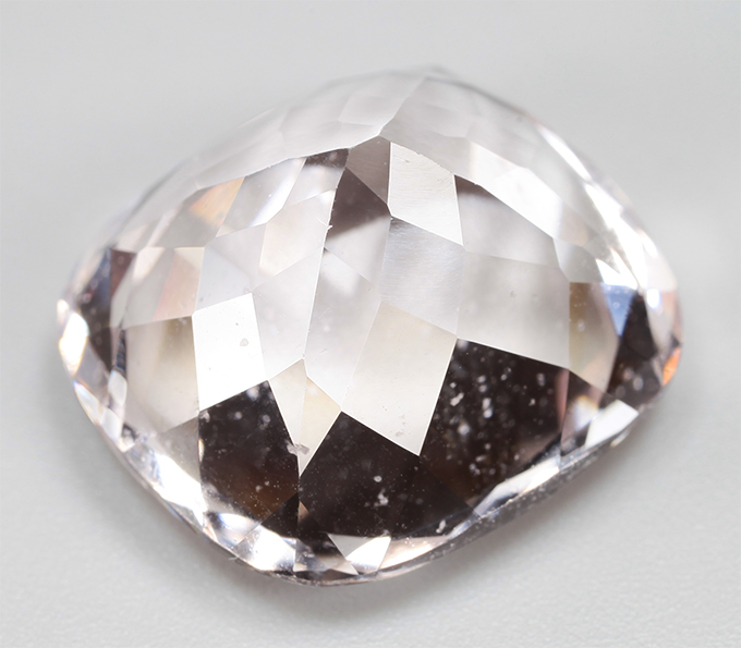 Крупный морганит высокой чистоты 20,52 карата