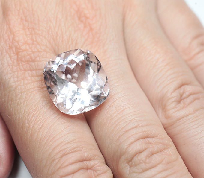 Крупный морганит высокой чистоты 20,52 карата