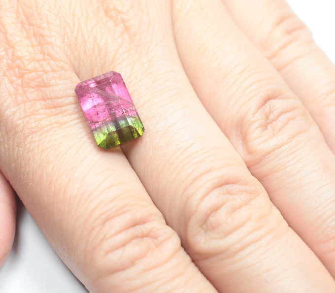 Крупный контрастный арбузный турмалин 7,4 карата