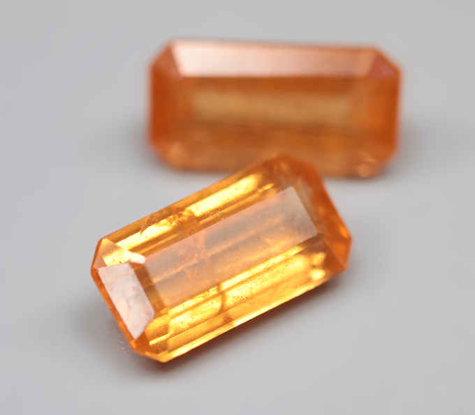 Пара спессартинов гранатов редкой огранки 5,73 карата