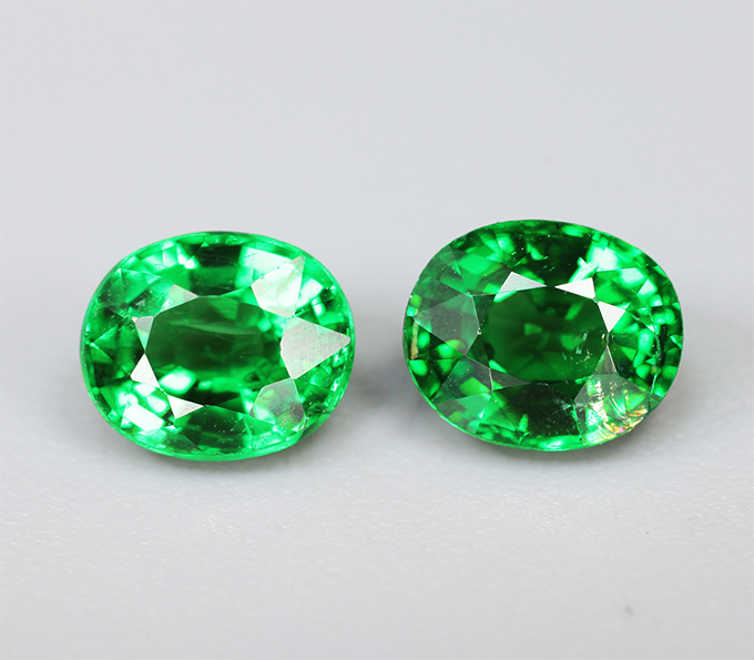 Пара «неоновых» цаворитов 0,91 карата
