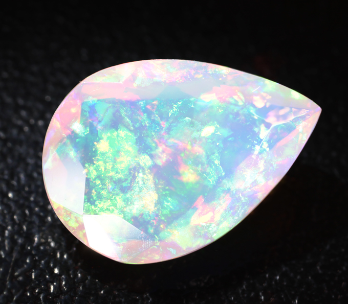 Кулон с ограненным эфиопским опалом 4,13 карата