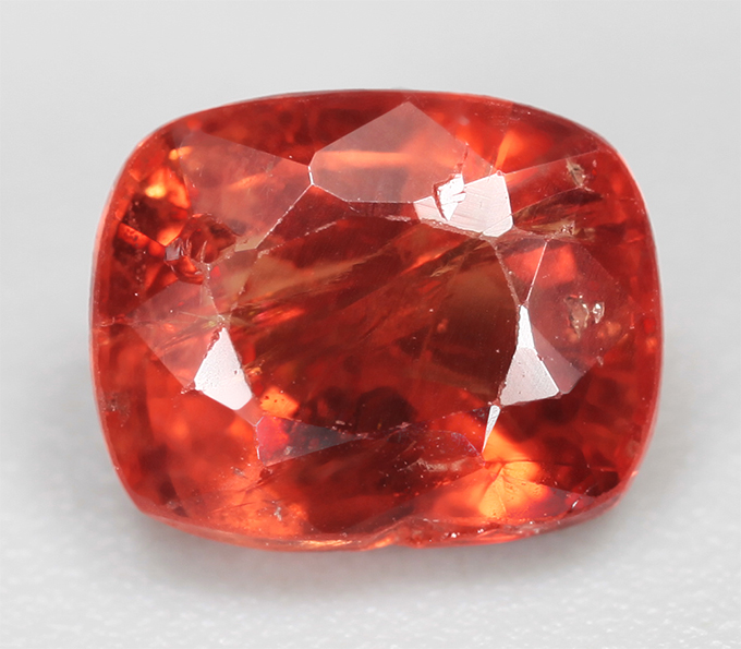Красновато-оранжевая шпинель 0,94 карата