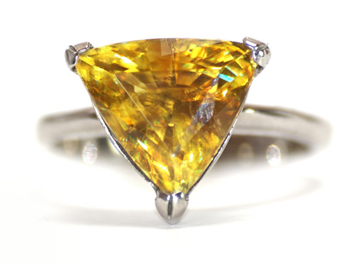 Золото Кольцо с золотистым мадагаскарским сфеном