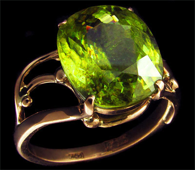 Золото Кольцо с золотисто-зеленым сфеном