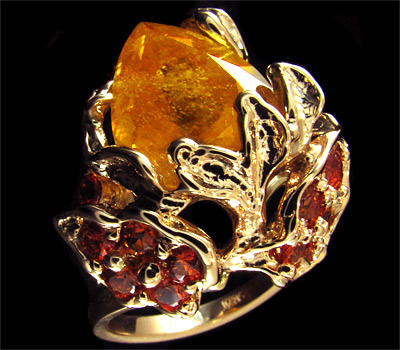 Золото Кольцо с солнечным клиногумитом и сапфирами