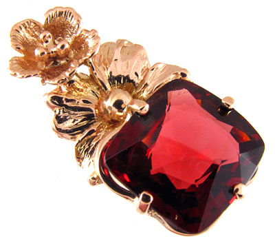 Золото Кулон с замечательной рубиновой шпинелью