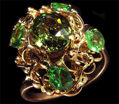 Золото Кольцо с демантоидом и цаворитами-гранатами
