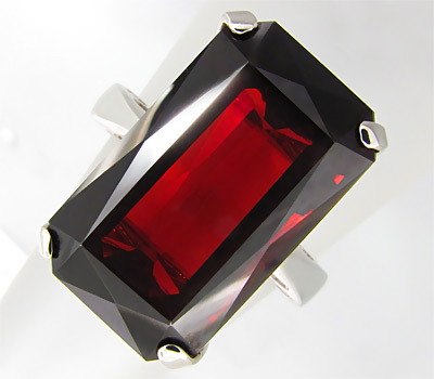 Серебро 925 Кольцо с крупным насыщенным гранатом