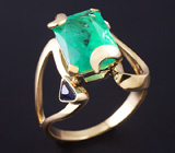 Кольцо с уральским изумрудом, темно-синим сапфиром и бриллиантом