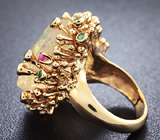 Кольцо с крупным ограненным кристаллическим Welo опалом, цаворитами и розовыми сапфирами Золото