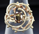 Кольцо, инкрустированное гранатом со сменой цвета Золото