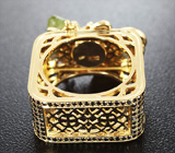 Кольцо с перидотом, цаворитами гранатами, черными и бесцветными бриллиантами Золото