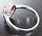 Кольцо c ярко-розовым сапфиром и лейкосапфирами Серебро 925
