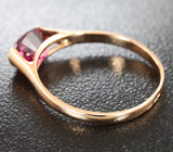 Кольцо с красной «неоновой» шпинелью топовго цвета Золото
