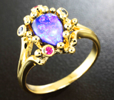 Кольцо с австралийским черным опалом, рубинами и синими сапфирами Золото