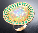 Кольцо с кристаллическим эфиопским опалом и изумрудами Золото