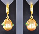 Серьги с золотистым жемчугом 23,84 карата и изумрудами