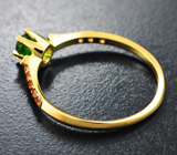 Кольцо с уральским демантоидом 0,38 карата и оранжево-желтыми сапфирами Золото
