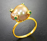 Кольцо с золотистой жемчужиной 10,19 карата и изумрудами Золото