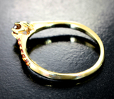 Кольцо с уральским топазолитом 0,16 карата и оранжевыми сапфирами