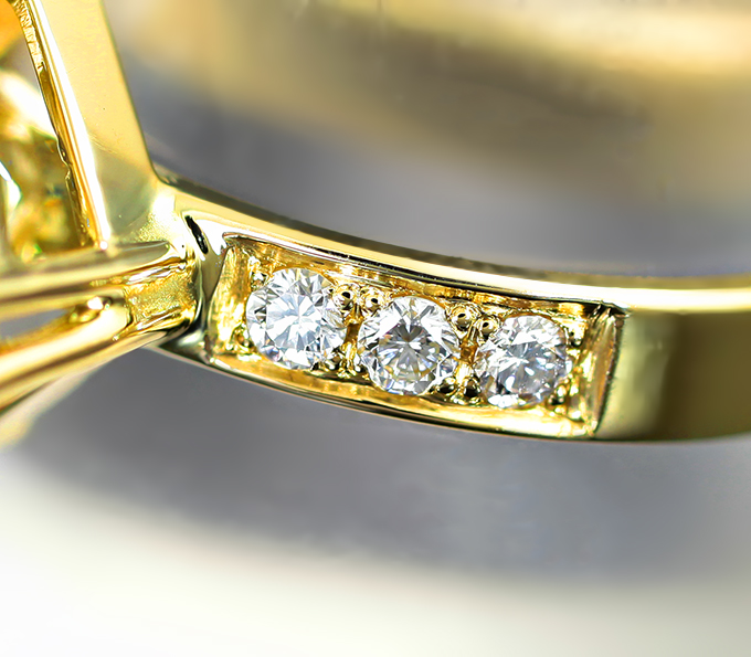 Кольцо с крупным муассанитом высокой чистоты 6,57 карата и бриллиантами