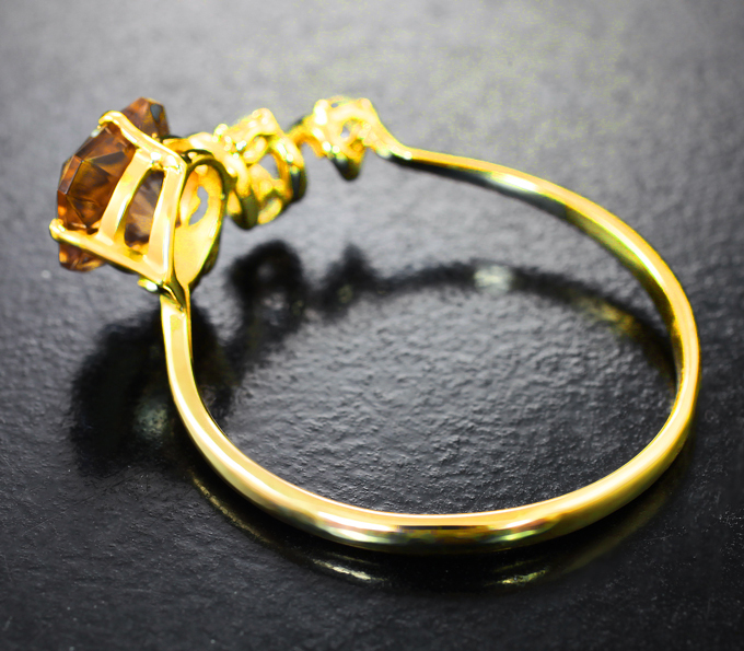 Кольцо с орегонским солнечным камнем 1,27 карата и бесцветными цирконами
