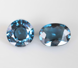 Редкая пара синих шпинелей высокой чистоты 1,05 карата