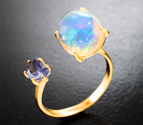 Кольцо с кристаллическим эфиопским опалом 2,63 карата и иолитом