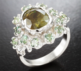 Кольцо с полихромным сфеном с рутилом 3,13 карата и зелеными сапфирами