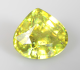 Желтовато-зеленый сфен 1,91 карата