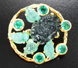 Брошь с резным индиголит турмалином 5,55 карата и «неоновыми» изумрудами