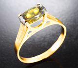 Кольцо с желто-зеленым сфеном авторской огранки 1,76 карата