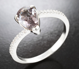 Кольцо с зултанитом 2,07 карата и бесцветными цирконами