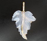 Брошь/кулон с полупрозрачным нежно-сиреневым резным халцедоном 26,21 карата и танзанитами