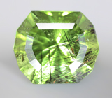 Крупный перидот авторской огранки с включениями рутила 10,11 карата