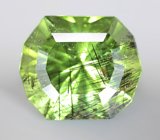 Крупный перидот авторской огранки с включениями рутила 10,11 карата