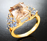 Кольцо с морганитом 6,38 карата и голубыми сапфирами