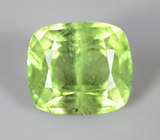 Крупный яблочно-зеленый перидот с включениями рутила 10,15 карата