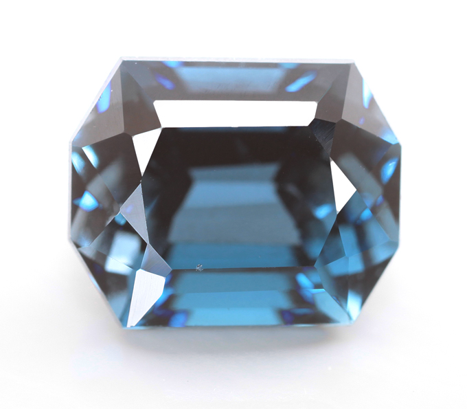 Чистейший синий London топаз авторской огранки 3,65 карата