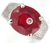Кольцо с облагороженным рубином, инкрустированным бриллиантом
