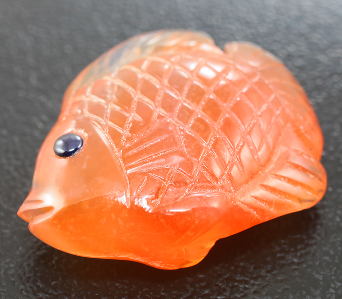 Миниатюра «Рыбка» из цельного мексиканского агата 15,18 карата с синими сапфирами