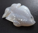 Миниатюра «Рыбка» из цельного халцедона 73,59 карата с синими сапфирами