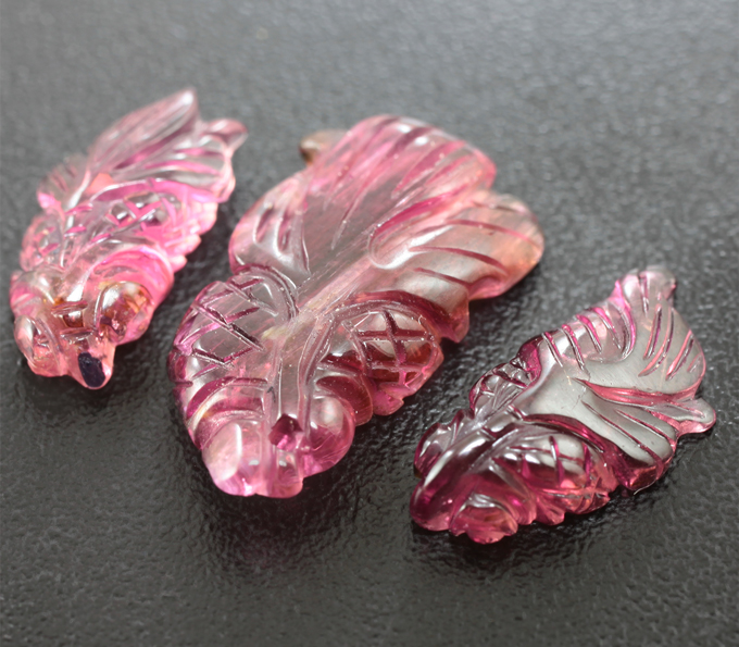 Набор из 3 пурпурно-розовых резных турмалинов 6,9 карата