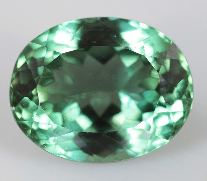 Голубовато-зеленый "неоновый" апатит высокой чистоты 3,01 карата